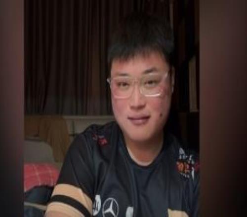 拼夕夕簡自豪抖音出現模仿Uzi直播：S8小胖版本+紅框眼鏡