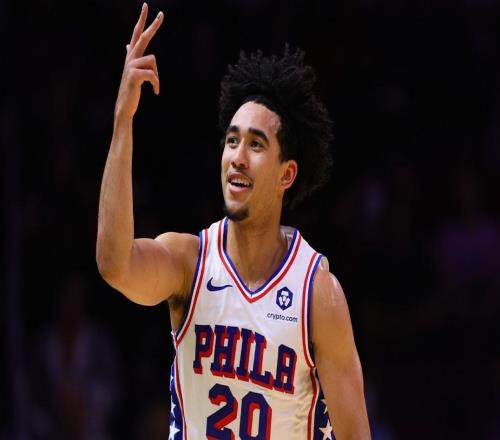 2年級麥凱恩首次代表雷霆隊出戰(zhàn)，便贏得了全場球迷的熱烈掌聲