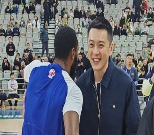 楊鳴離職后工作繁忙！CBA與NBA解說連軸轉，還出席杯賽開幕式！