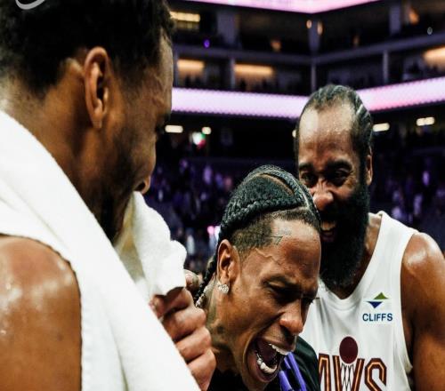 TravisScott現(xiàn)場觀戰(zhàn)哈登騎士首秀，兩人賽后激情相擁