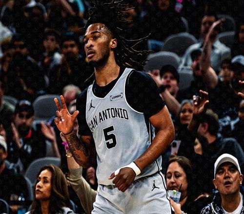 40分12板12助3斷1帽！馬刺4號(hào)秀刷爆NBA紀(jì)錄，新一代戰(zhàn)神卡誕生