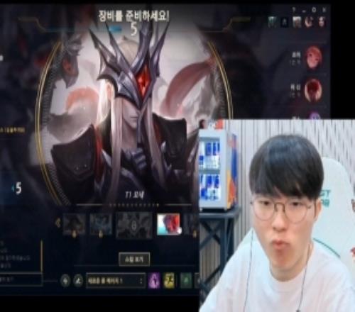 這玩意我只看不買的Faker給粉絲展示T1永恩皮膚未購買