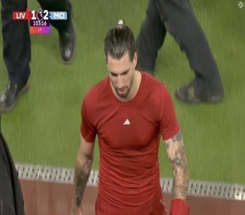 戰(zhàn)曼城染紅，索博斯洛伊利物浦生涯首次領(lǐng)到紅牌