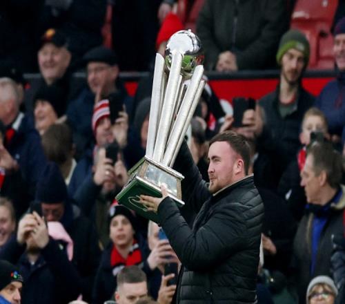 飛鏢王者秀獎杯卻被熱刺粉絲歌聲打擾，雙手比出二指回應(yīng)_英超直播