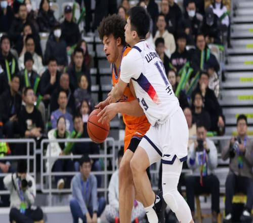 不愧是讓郭艾倫打替補的男人！5分鐘5犯離場，球迷：你有什么卵用