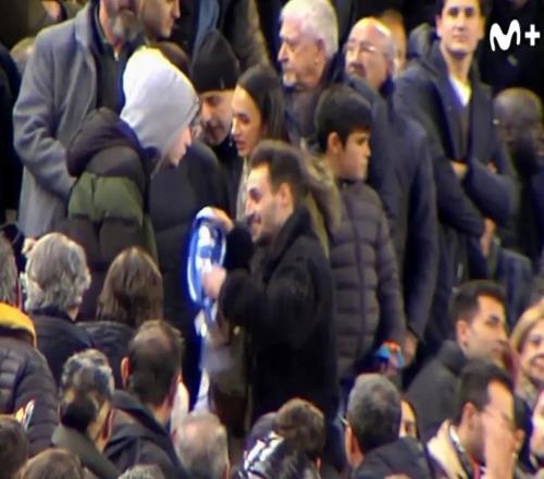 一皇馬球迷出現在瓦倫西亞主隊看臺，遭瓦倫球迷侮辱和吐口水