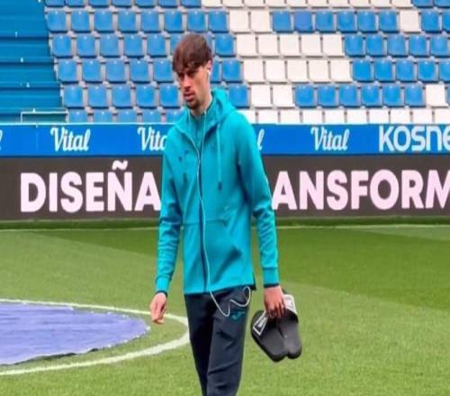 模仿C羅挪可樂、赤腳踩場，比爾曼切維奇尚未上場已成焦點