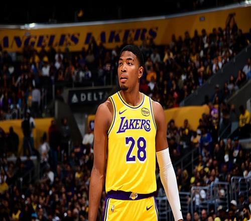 投射能力相當突出！湖人鋒線大將完全有理由穩住一個先發的位置