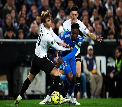 妖衛大破6人重圍，單騎破門！殘陣皇馬豪取7連勝，姆巴佩補時制勝