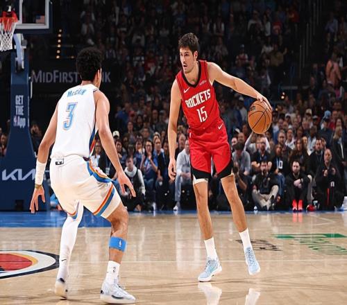 看起來狀態恢復了一些，但火箭探花郎在場上的效果依然不太理想