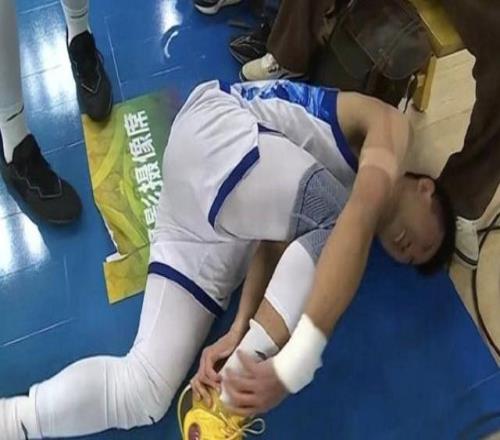 遭遇距腓前韌帶撕裂，孫銘徽發(fā)文：小場(chǎng)面別擔(dān)心，很快回來