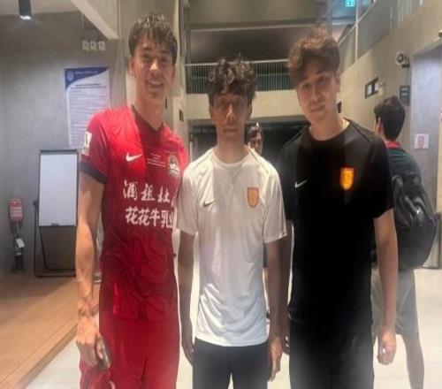 周緣德曬與晉鵬翔、和曉強(qiáng)合照，三人曾幫助大連英博沖超