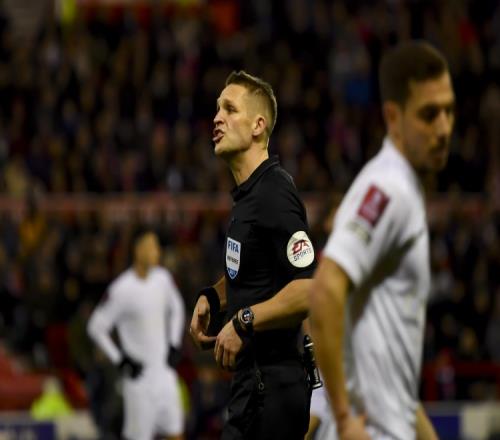 前英超裁判點評利物浦對曼城的爭議判罰：裁判完全沒得選，正確判罰完全不意外_英超直播