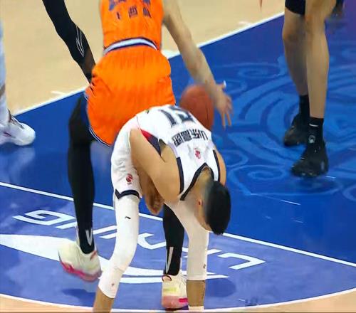 意外的潰敗，弗格單節(jié)爆砍20分！山東男籃窩火1戰(zhàn)，邱彪多次憤怒