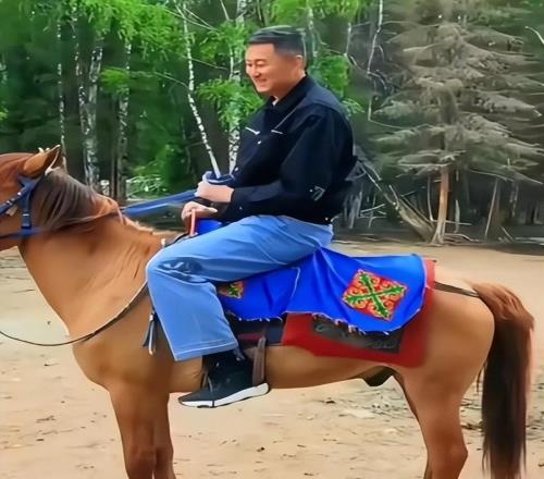 杜鋒回老家，陪家人過年！騎馬游玩，笑到樂呵呵