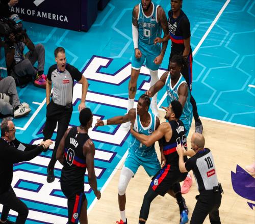 NBA上演全武行，超大沖突4人驅逐！4號秀20+5破紀錄難阻9連勝終結