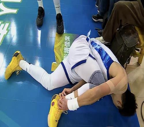 突發(fā)！孫銘徽杯賽突破過程90崴腳，表情痛苦，期待無礙吧！