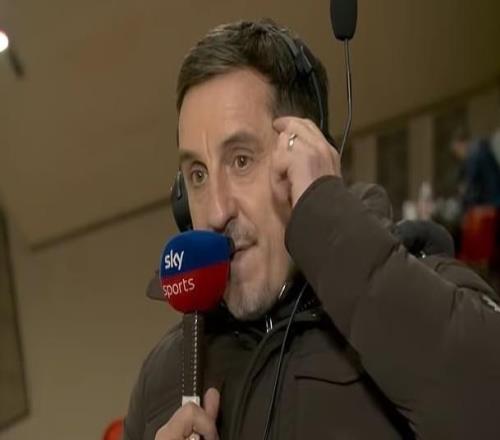 內(nèi)維爾解說(shuō)中精準(zhǔn)說(shuō)出比賽剩余時(shí)間，球迷懷疑他能聽見裁判說(shuō)的話