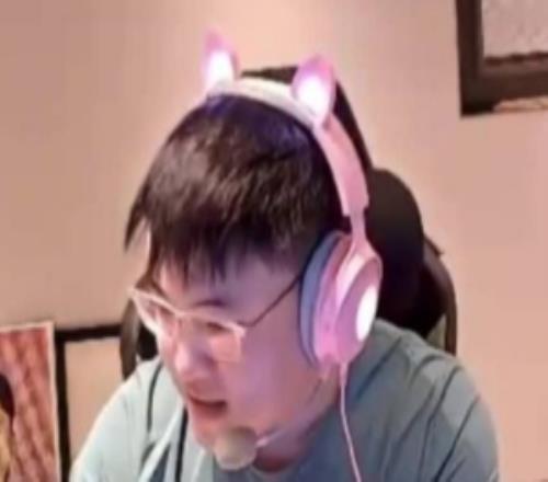 Uzi直播堅決不讓兒子露臉：兒子別過來這里有攝像頭會拍到你的！