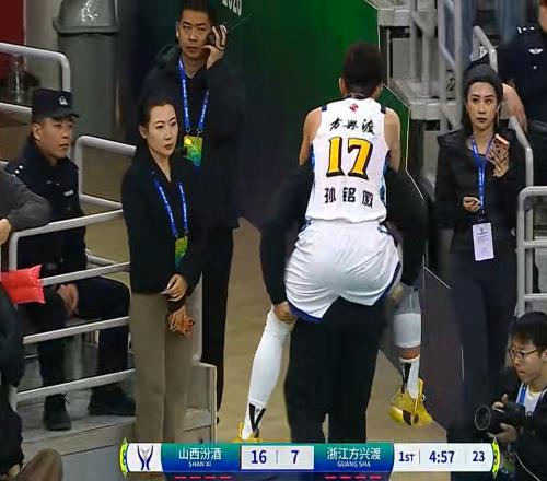 突發(fā)！廣廈隊后場主力球員意外重傷，被隊友背出場令人擔憂