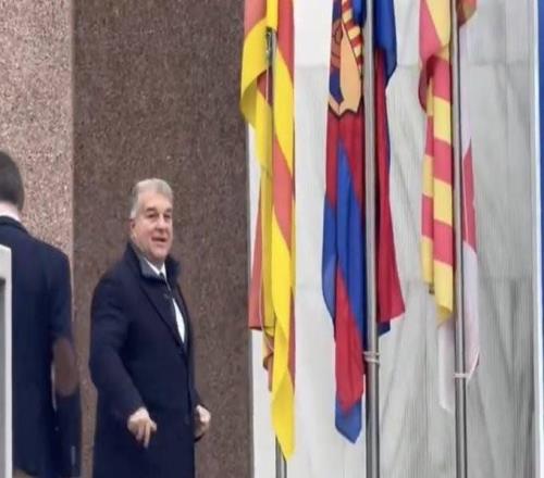 記者：巴薩董事會會議正在進行中，拉波爾塔預計中午宣布辭職