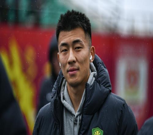 又受傷了！北京國安再次官宣何宇鵬骨折，受傷位置和去年一模一樣