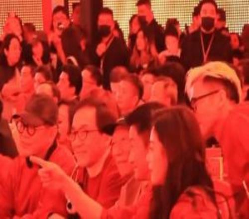 成龍與《鏢人》劇組合照！成龍李連杰吳京一眾武打巨星齊同框