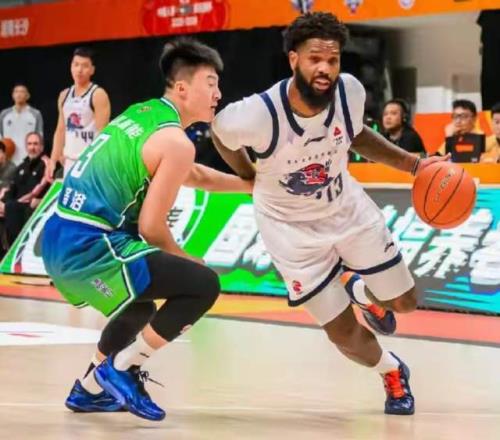 曝CBA大黑馬計(jì)劃更換小外援！單場(chǎng)29+8后衛(wèi)將被裁掉，邱彪不忍了