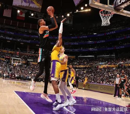 慘??！文班40+12創(chuàng)三紀錄，布朗尼12+6卡斯爾傷退，老詹紀錄終結(jié)