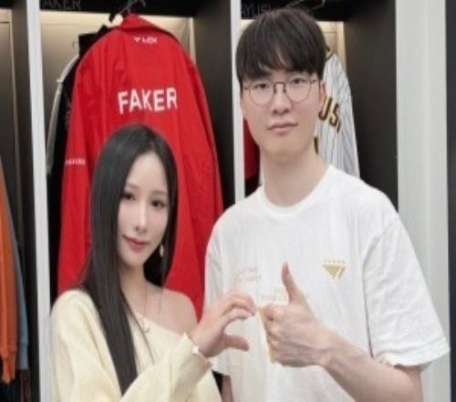 雨姐老T1粉了！知名Coser雨波曬與Faker合影：和傳奇