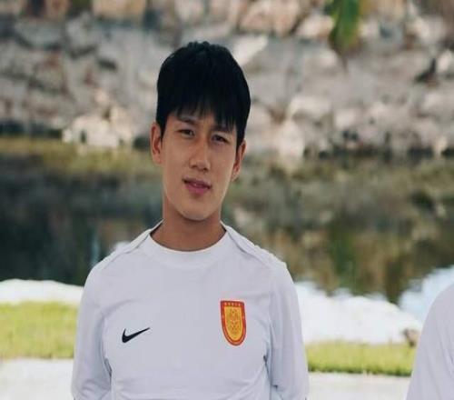 重慶青年軍是黑馬，杜月徵是輔仁系踢好中超再留洋與向余望默契