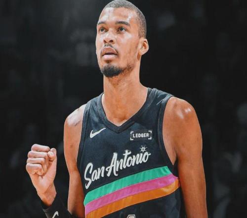 40+12打爆湖人！恭喜文班亞馬！半場37分比肩張伯倫