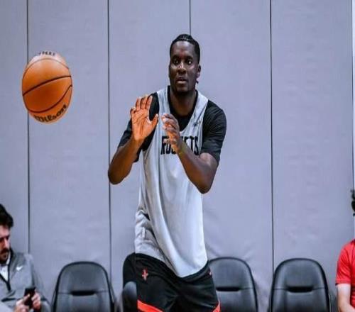 戰(zhàn)術(shù)地位提升，謝潑德13+5替補(bǔ)唯一得分點(diǎn)火箭8人輪換又見(jiàn)雙塔