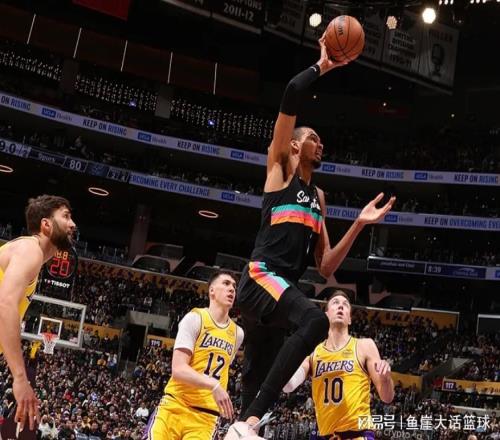 湖人108136馬刺！布朗尼創紀錄，雷迪克談文班亞馬也直言不諱