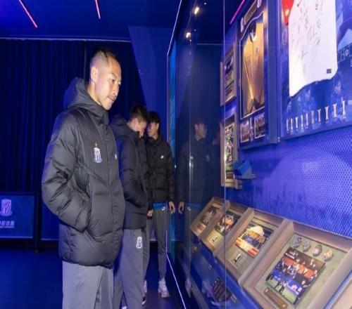 了解俱樂部歷史與文化傳承，今日上海申花全隊參觀申花中心