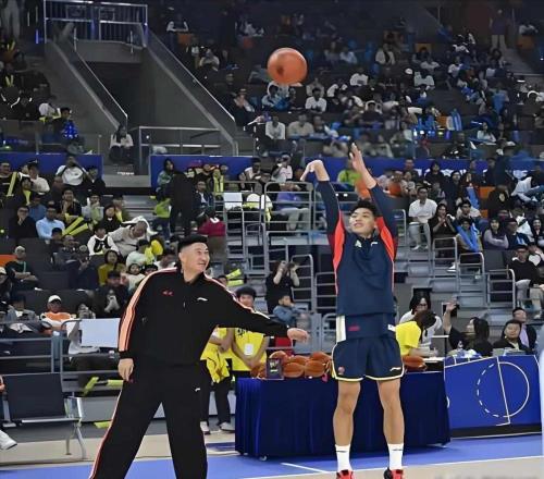 杜鋒真寵他加盟廣東還沒打比賽就給他代言大品牌賺100萬過肥年