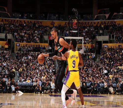 炸裂，文班亞馬對陣湖人半場17投12中砍下37分