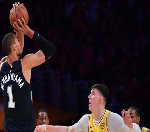 被全面壓制，湖人隊(duì)拉拉維亞在被馬刺隊(duì)文班亞馬盯防后犯滿離場