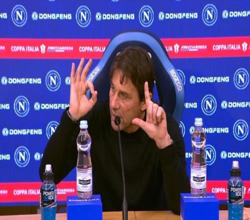 孔蒂：以后賽后發(fā)布會我都會比兩冠手勢，并且列舉零冠的球隊