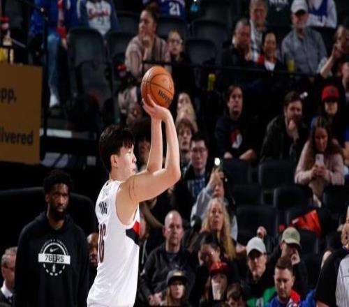 開(kāi)拓者大勝76人！楊瀚森砍2分1板：虛晃上籃很精妙