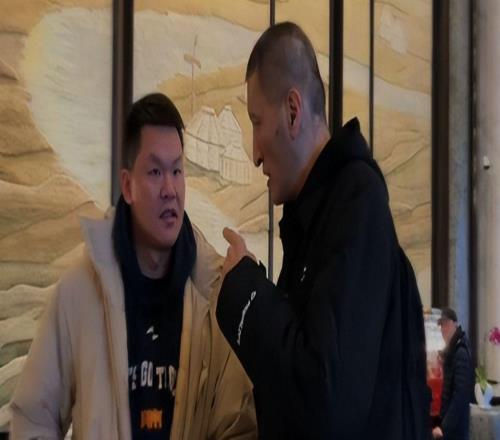 巴特爾請(qǐng)朱芳雨、楊鳴、杜鋒等人吃飯，大家把酒言歡