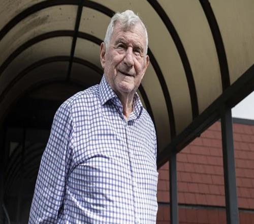 81歲的熱刺前主帥普拉特摔倒后住院兩周，現已出院回家