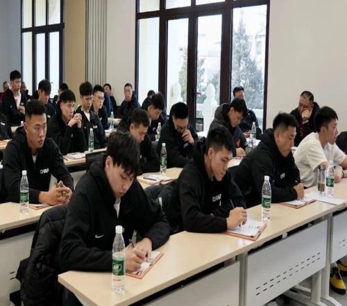 中國(guó)男籃9名隊(duì)員逐一進(jìn)行個(gè)人反思