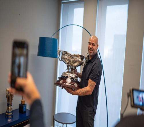 看，誰(shuí)回來(lái)了！