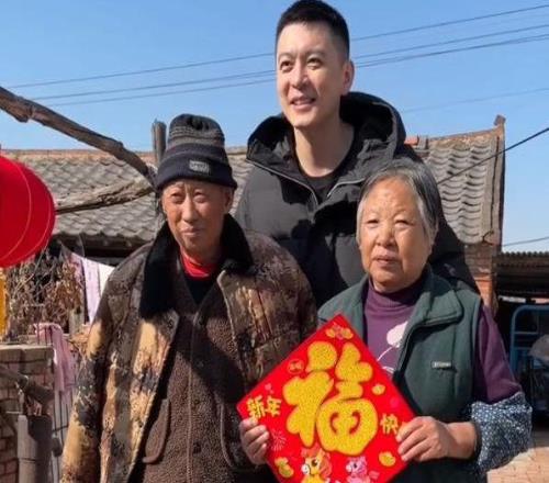 楊鳴正能量滿滿！忙里偷閑送溫暖，還將親眼見證俱樂部杯冠軍誕生