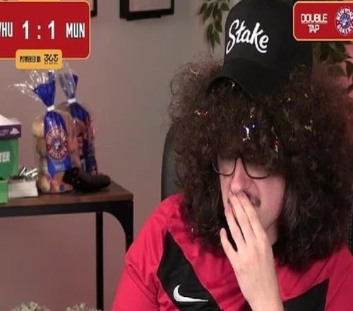 西漢姆助教赫梅斯：我對“蓄發(fā)哥”說過，今天你休想剪頭發(fā)