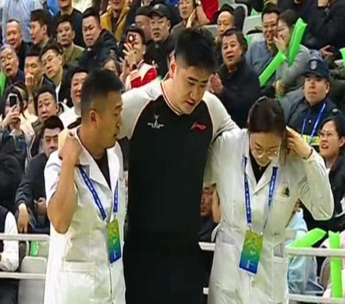 CBA最不可思議一戰！球員沒受傷裁判卻傷了：這對抗也太激烈了吧