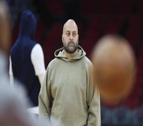 火箭外線大閘自毀前程2場(chǎng)0分8犯規(guī)，又遭雪藏！底薪不能再多了