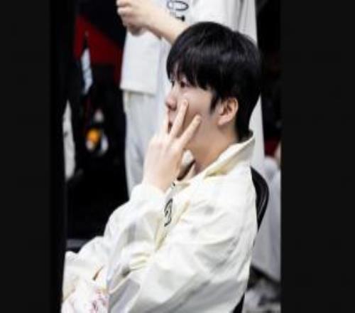 Rookie：“前段時間有點低迷，希望淘汰賽加油，祝大家小年快樂”