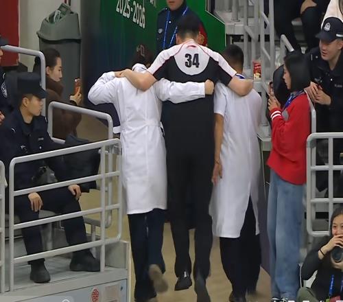 罕見！CBA裁判意外受傷，被醫生攙扶離場只留下2個裁判工作